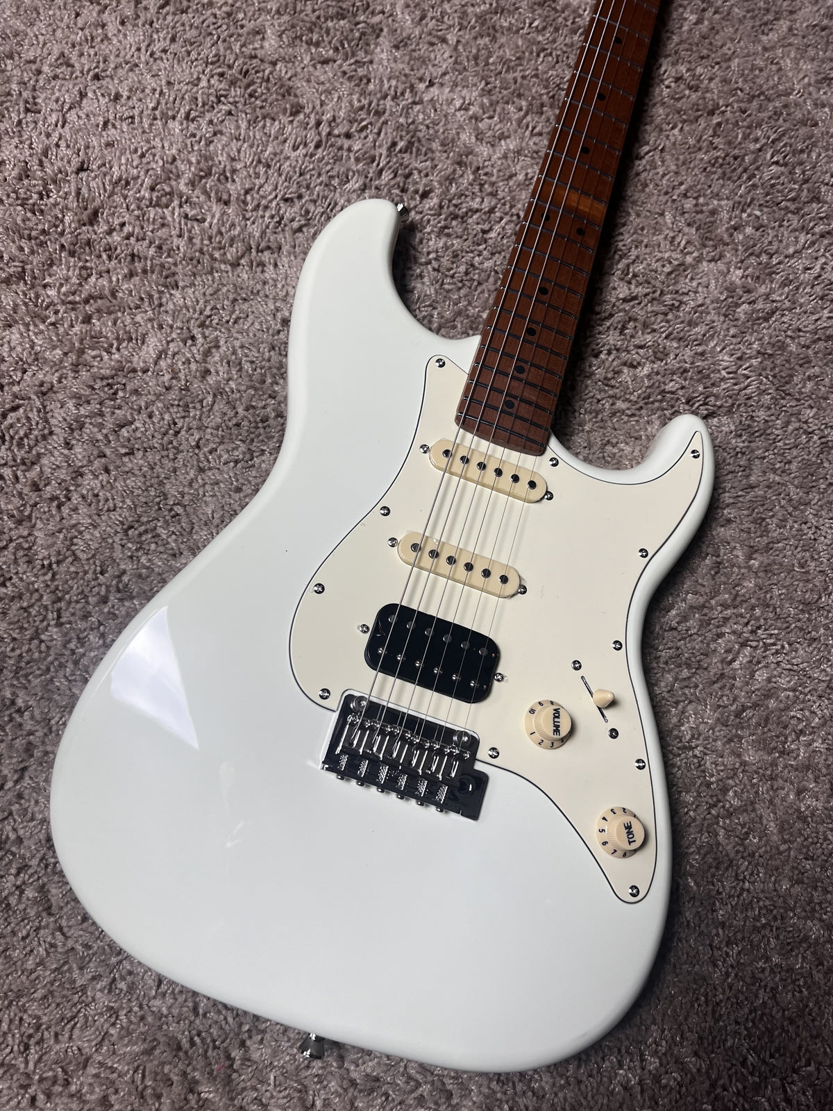 Electric Guitar Jet Guitars JS400 OW White Free Setup – Kairon Guitar Store